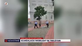 VIDEO Un bărbat a bătut doi polițiști locali și a fost imobilizat de trecători în centrul Timișoarei
